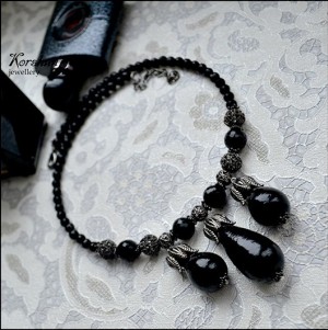 Колье Black queen