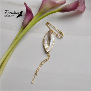 Брошь Лепестки магнолии