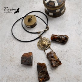 Янтарь в современной моде: Эволюция использования янтаря от народных амулетов до трендовых бохо-украшений, включая уход за ним